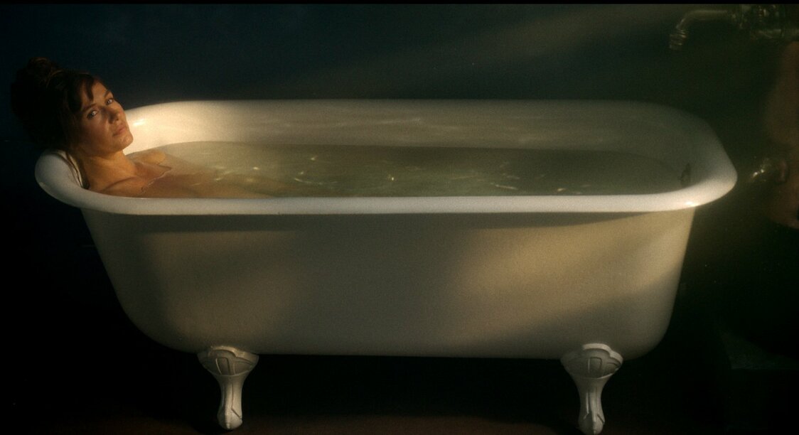 マルトは神経症を和らげるため入浴を欠かさなかった　©2023-Les Films du Kiosque-France 3 Cinéma-Umedia-Volapuk