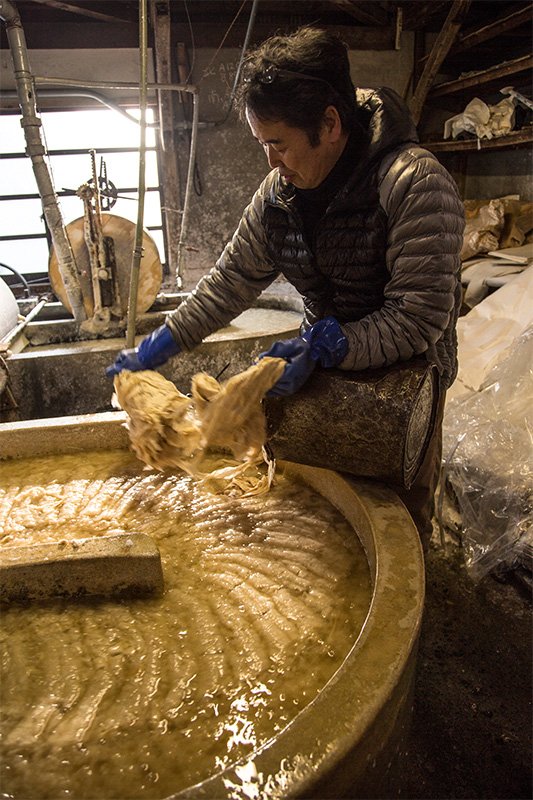 El papel gasenshi y de otros orígenes reciclado, una vez disuelto en agua caliente, se mezcla con cáñamo de Manila y paja de arroz, y se pasa por el beater. El resultado es un nuevo material, de fibras cortas, listo para hacer papel.