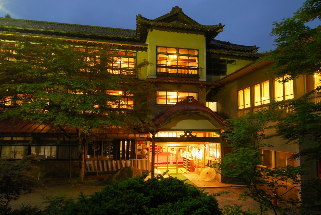 La posada de madera de 3 pisos tiene un ambiente elegante. Fotografía cortesía de Fujisan Ryokan de Namari Onsen.