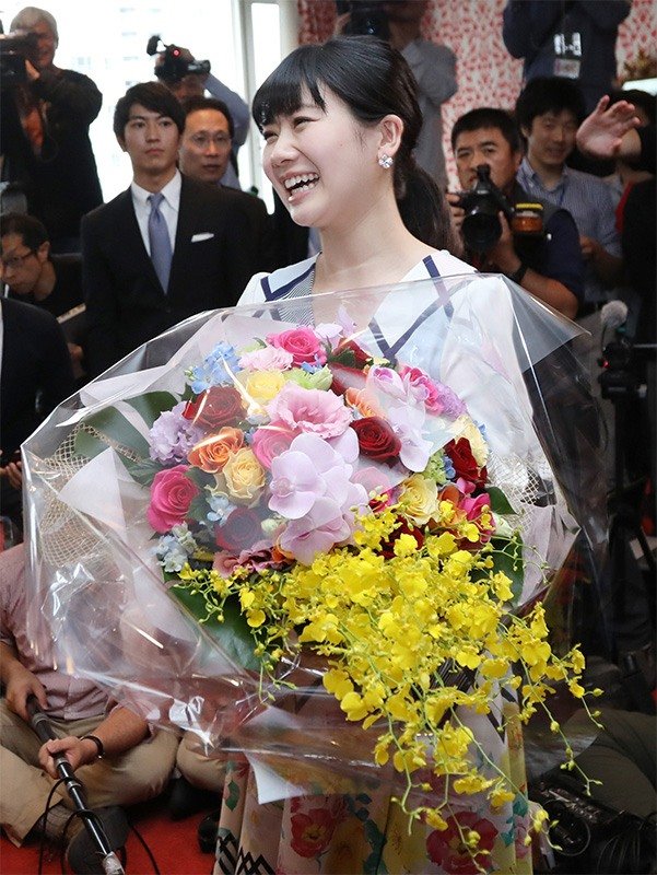 引退発表について取材に応じ、花束を手に笑顔を見せる卓球女子の福原愛さん＝2018年10月23日、東京都港区（時事）