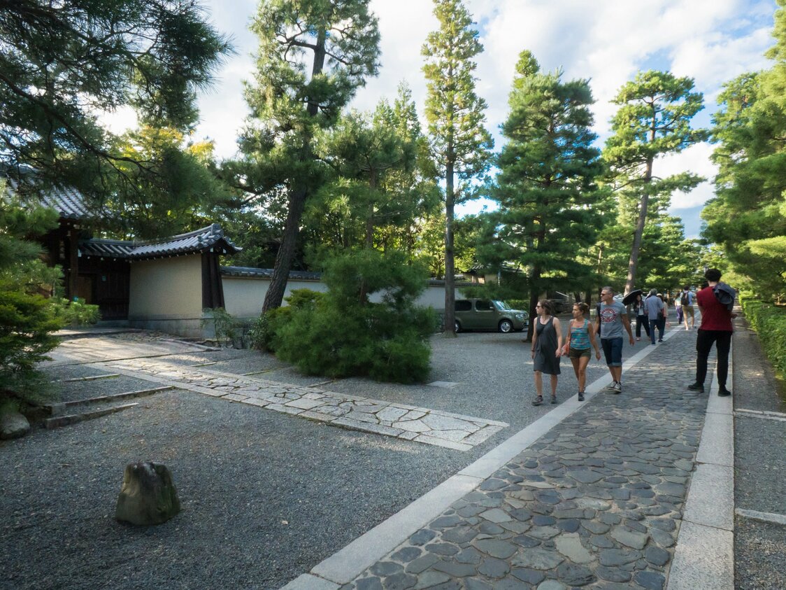 境内を散策する観光客の姿