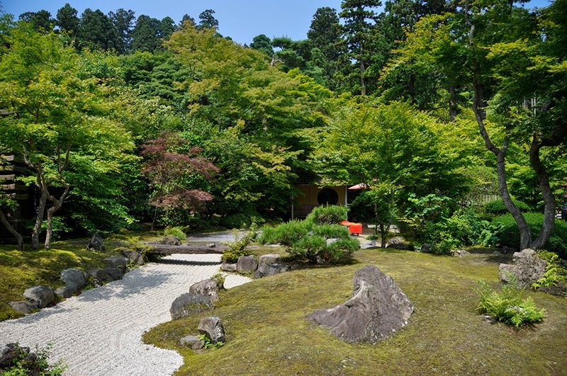 Un jardin de pierres reproduisant le paysage de Matsushima