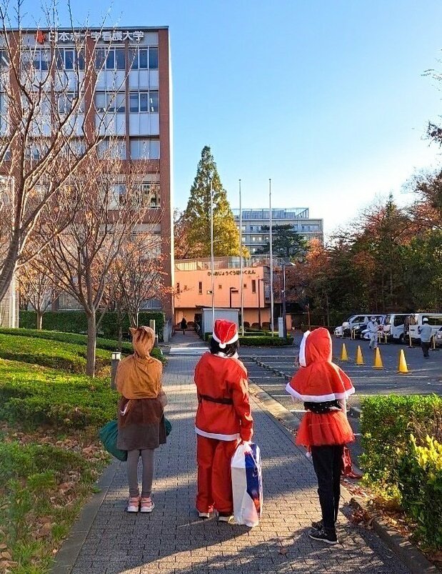 サンタになってプレゼントを届けに 提供:みんなのプロジェクト学校