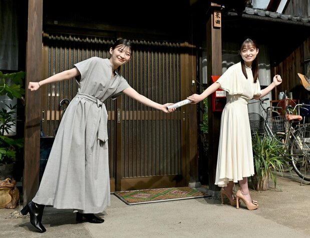 Itō Sairi (left), star of The Tiger and Her Wings, symbolically passes the baton to Omusubi lead Hashimoto Kanna on September 4, 2024. (© Kyōdō)