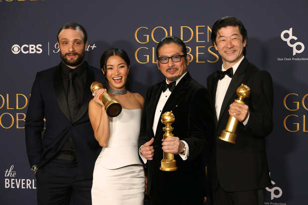 Desde la izquierda, las estrellas de Shōgun, Cosmo Jarvis, Anna Sawai, Sanada Hiroyuki y Asano Tadanobu posan para una fotografía conmemorativa en la ceremonia de los Premios Globos de Oro celebrada el 5 de enero de 2025. (© ImageSpace/Sipa USA via Reuters Connect)
