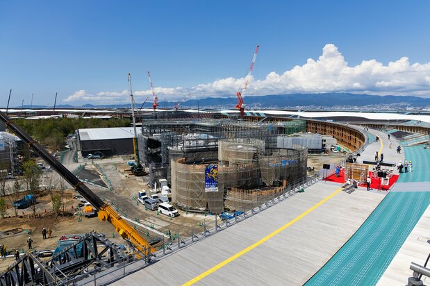The 12-meter high “Ring Skywalk” will be planted with flowers and trees in time for the Expo. (© Hashino Yukinori)