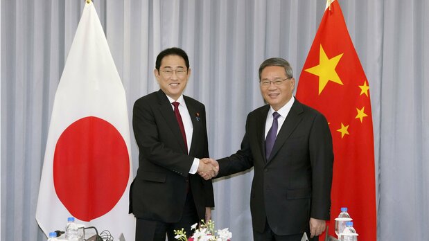 El primer ministro Kishida estrecha la mano con el primer ministro Li en Seúl el 26 de mayo de 2024. (© Jiji)