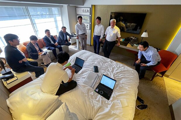 ホテルの部屋で報告内容の打ち合わせする日本議員団