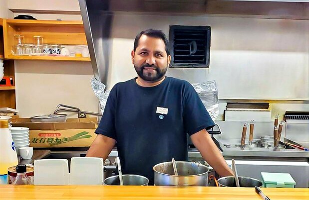 Shop owner Saifullah is fluent in Japanese after years in Japan. (© Kumazaki Takashi)