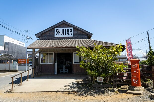 木造で趣のある外川駅の駅舎。郵便ポストには「ありがとう」の文字