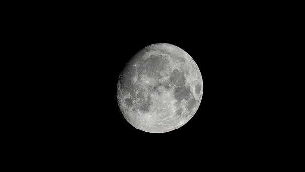 十三夜の月は左が欠けている(PIXTA)