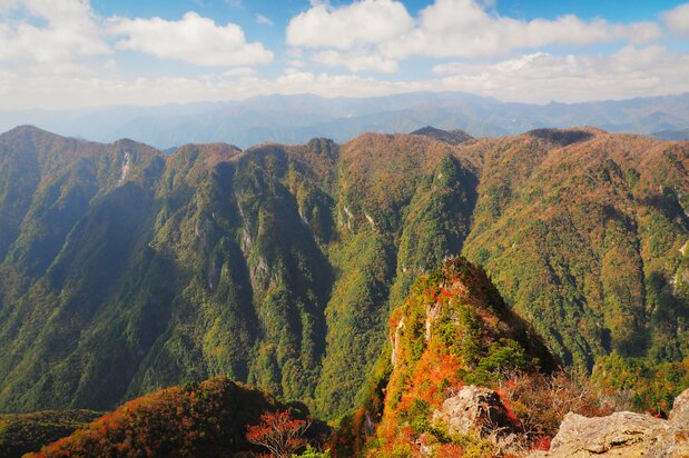 大台ヶ原の約800メートルの断崖・大蛇嵓(だいじゃぐら)からの秋の眺望