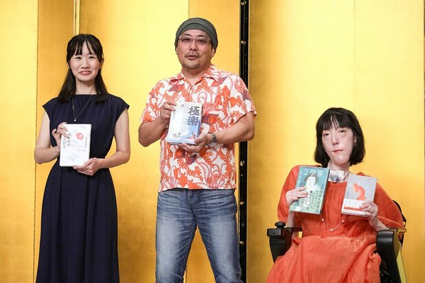 (右から)芥川賞の市川沙央さん、直木賞の垣根涼介さん、永井紗耶子さん=2023年7月19日午後、都内(時事)
