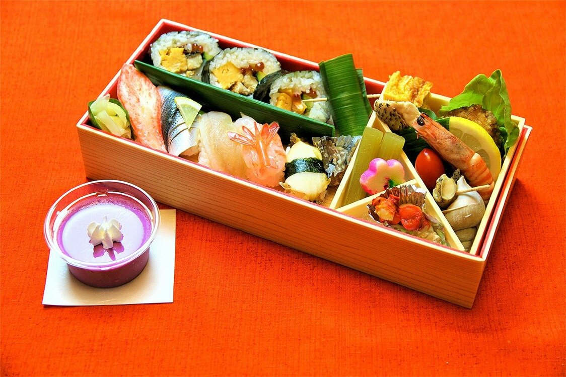 También es muy popular el Sushi Gozen Plan, preparado por el famoso restaurante Noto Sushi no Shō Nobu Zushi del balneario de Wakura. Cuesta 3.050 yenes más el pasaje de tren. Es necesario reservarlo previamente. También se sirve el paquete de postres Sweets Plan que tiene un coste de 2.030 yenes más el pasaje de tren, aunque es necesario también hacer una reserva.
