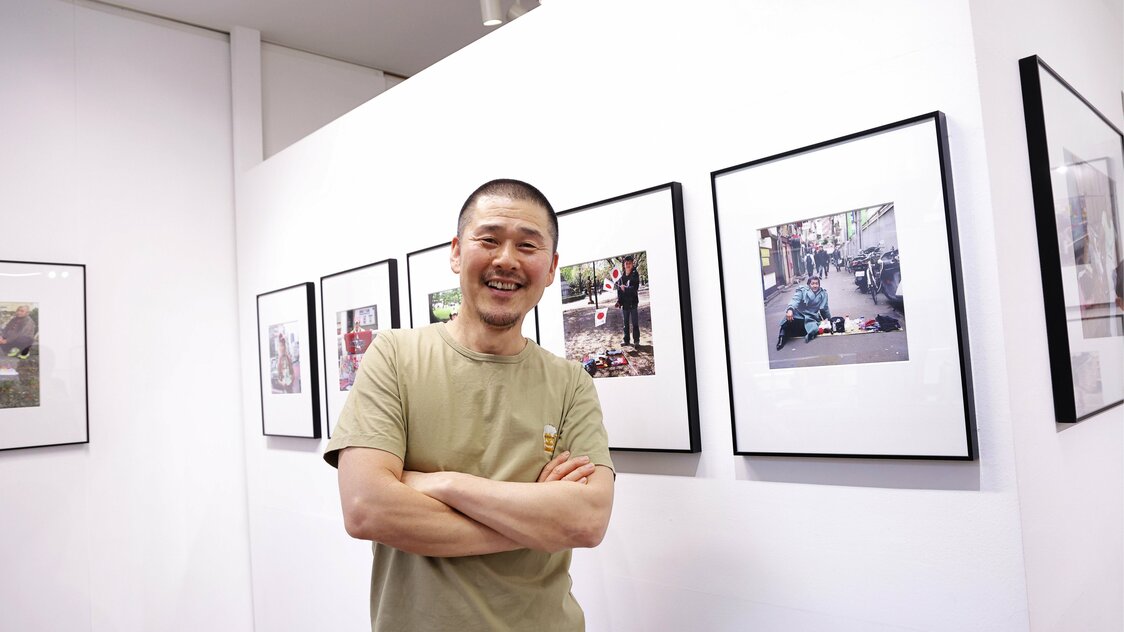 Yang at Zen Foto Gallery during his exhibition Baggage. (© Hanai Tomoko)