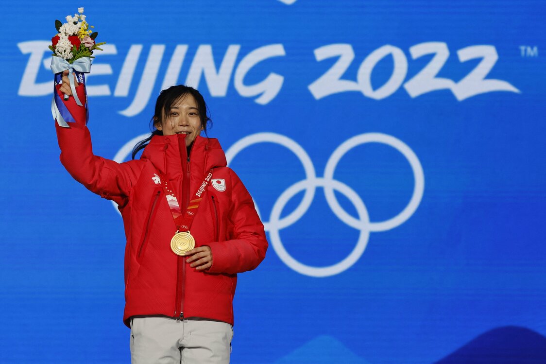 Takagi Miho con su medalla de oro después de la carrera de 1.000 metros en patinaje de velocidad del 17 de febrero de 2022. (© Reuters)