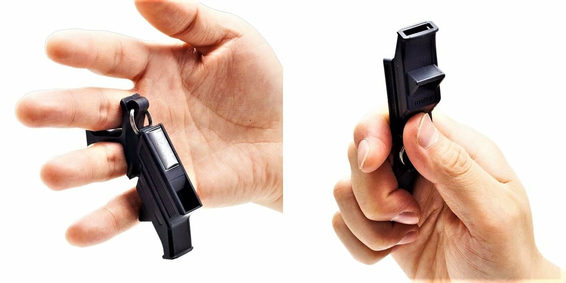 La función Flip Grip permite colocar el silbato en posición de uso en un instante. Se lleva entre el dedo corazón y el anular. Fotografía: Molten.