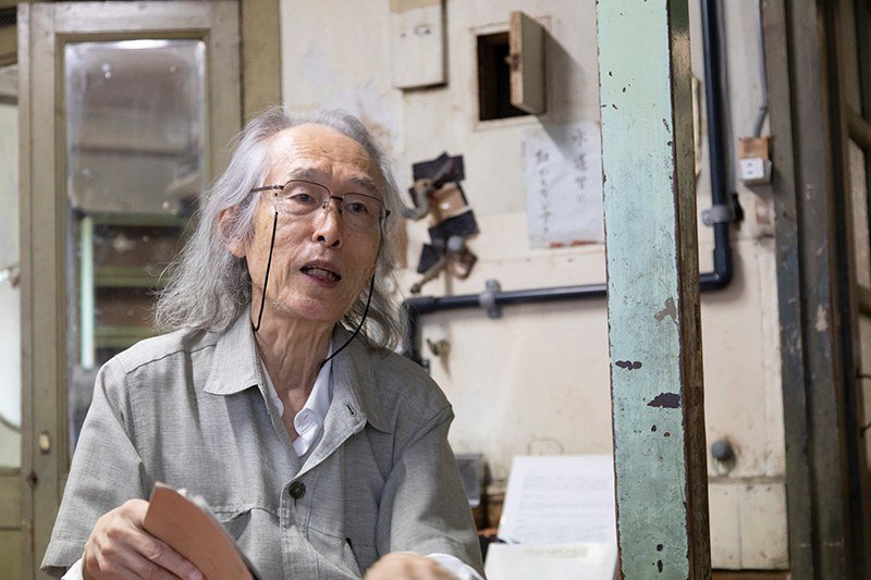 Nishimatsu mira a sus notas mientras nos relata cuidosamente su historia.
