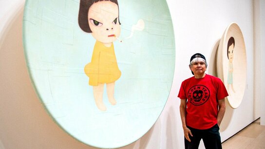 奈良美智：以孩童视角，描绘那份不断挑战世界“无形高墙”的勇气