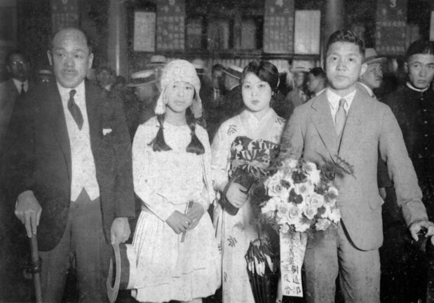 大日本武徳会が海外派遣する女性剣士たち=1930年6月20日(日本電報通信社)