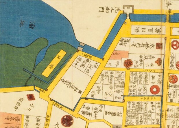 江戸切絵図 (嘉永3年 尾張屋板)愛宕下之図より(国会図書館蔵)。葵坂を中心に切り抜いたもの。坂下にはコンピラ、坂上には堰堤があることが分かる。「虎之御門」の右にあるのは「新シ橋」で、新橋はもっと東にある
