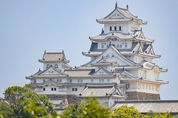 The inui-kotenshu to the left of the main donjon is noticeably larger than the nishi-kotenshu in the foreground to the right.