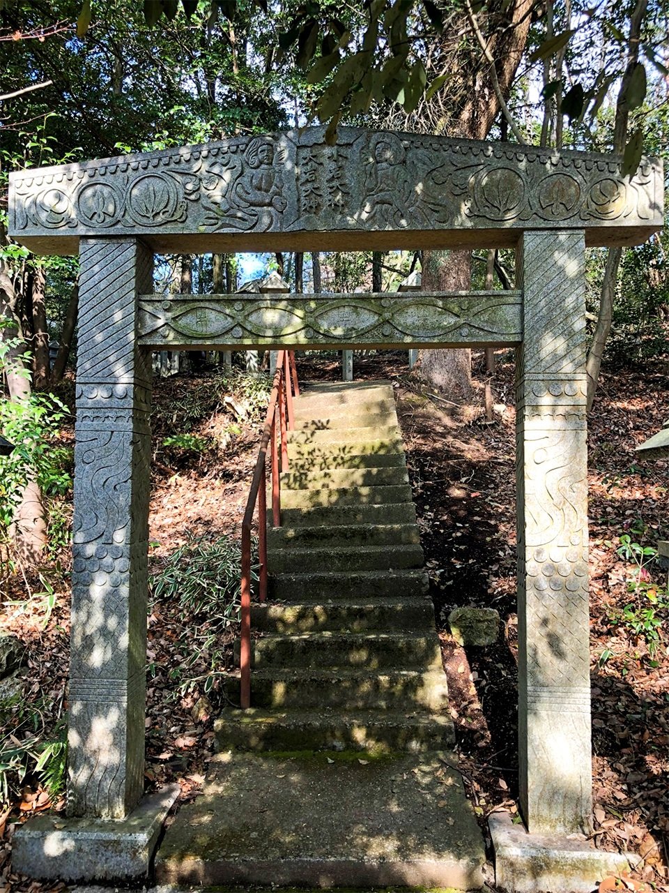 画家堂本印象捐赠的石雕鸟居