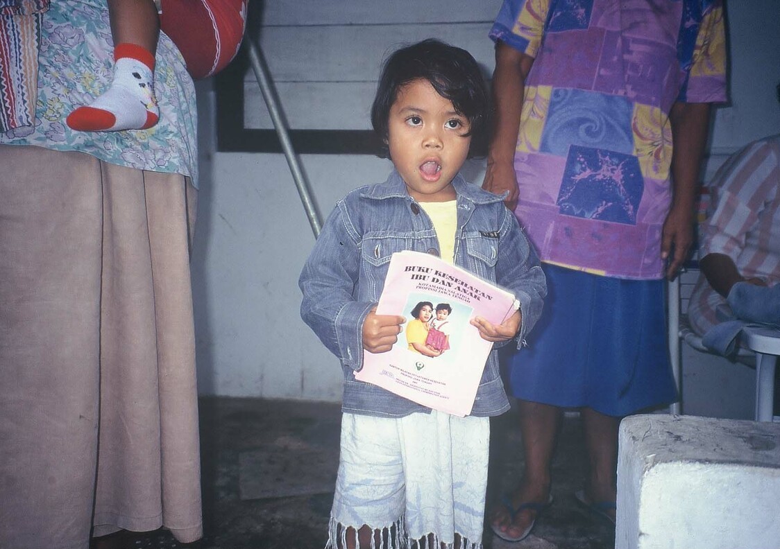 母子手帳を持つインドネシア中部ジャワ州の子ども（中村氏提供）