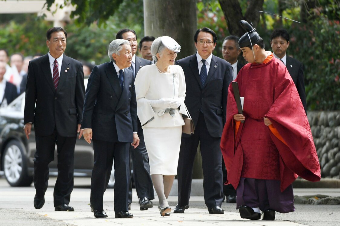 El emperador Akihito y la emperatriz Michiko visitan el santuario Koma en septiembre de 2017. (© Jiji)