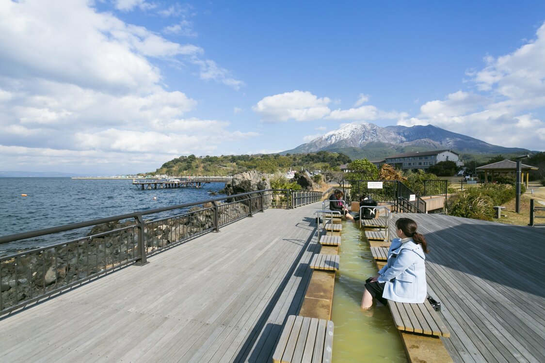 すぐ目の前に錦江湾が広がる「桜島溶岩なぎさ公園」の足湯