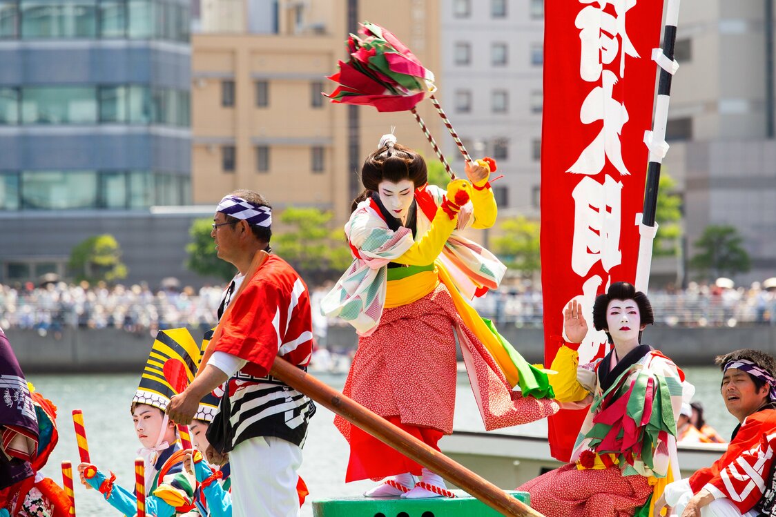 Zaifuri, hombre ataviado de mujer que baila de forma elegante en la popa del barco.
