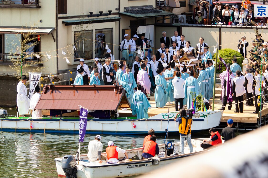 Al llegar al embarcadero de Kitazume, en el puente de Matsue, la procesión inicia un recorrido a pie hasta el santuario.