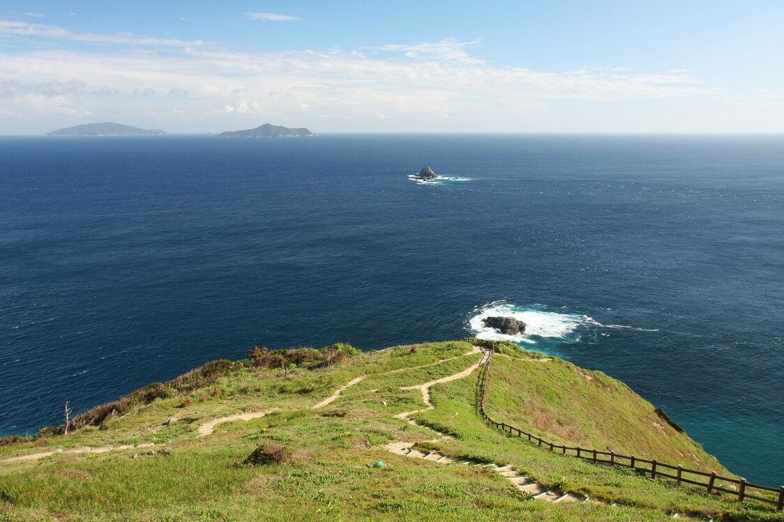 Kōmomisaki, with 100-meter-tall cliffs, is a prime spot for viewing the setting sun. (Courtesy Ehime Local Promotion Association)