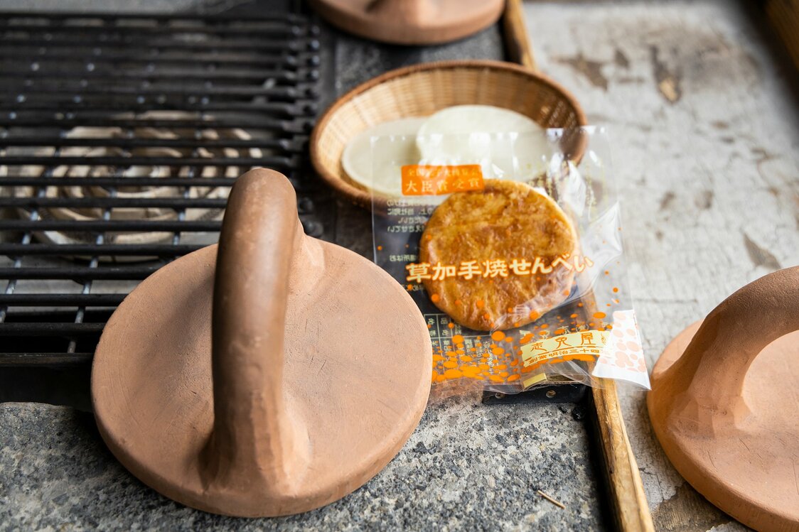 烤制完毕的煎饼比面胚大一圈，可装入塑料包装袋后带回家