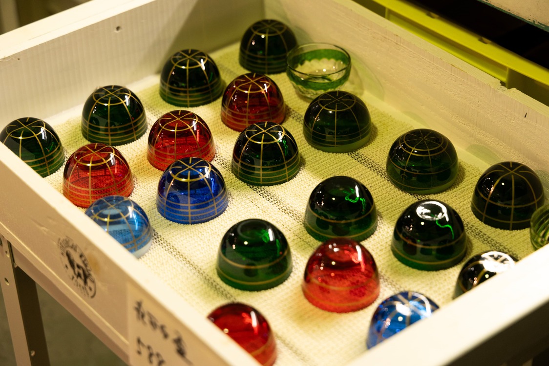 カットのための線が引かれた盃