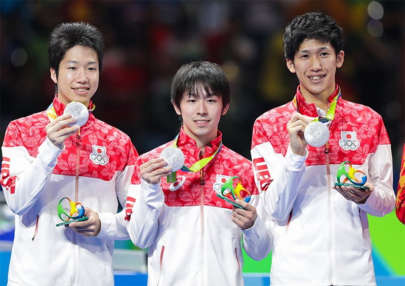 水谷隼、丹羽孝希、吉村真晴（从左至右）在乒乓球男子团体比赛中勇夺银牌（8月17日）