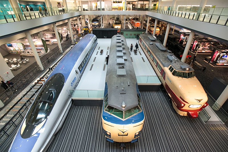 左から500系新幹線、581系寝台特急電車、489系特急電車