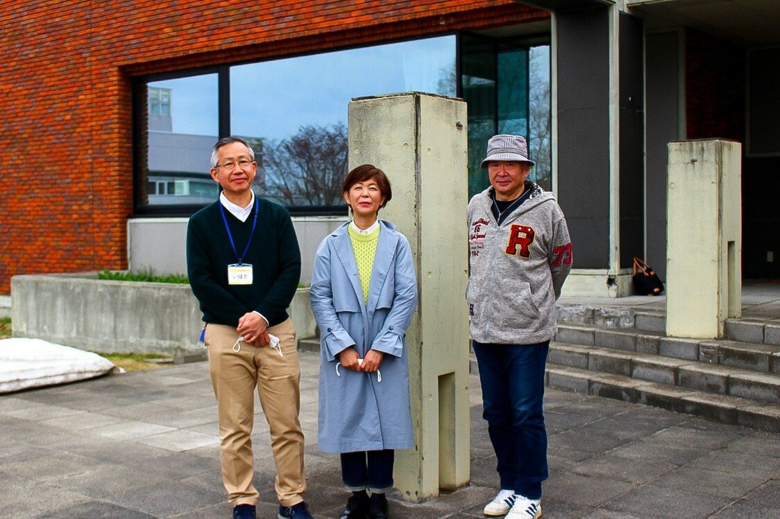 Quelques membres de la campagne « Pour une librairie Sanseidô à Rumoi » (de gauche à droite : Ibata Takayasu, Mura Chiharu, Hanzawa Toyohide)