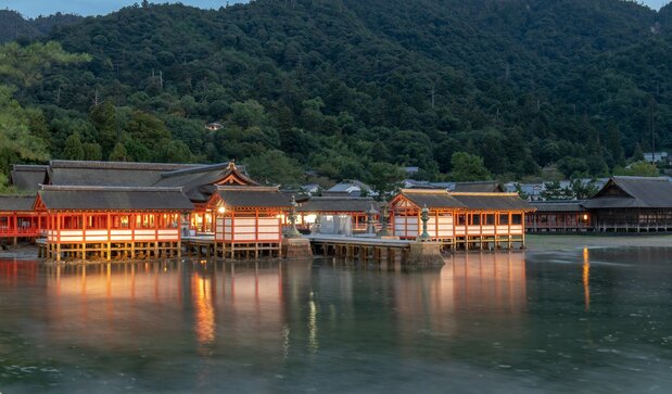 El famoso “santuario flotante” de Itsukushima. (© Pixta)