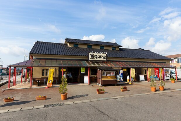 河京的会津喜多方拉面主馆，叉烧肉等土特产食材琳琅满目
