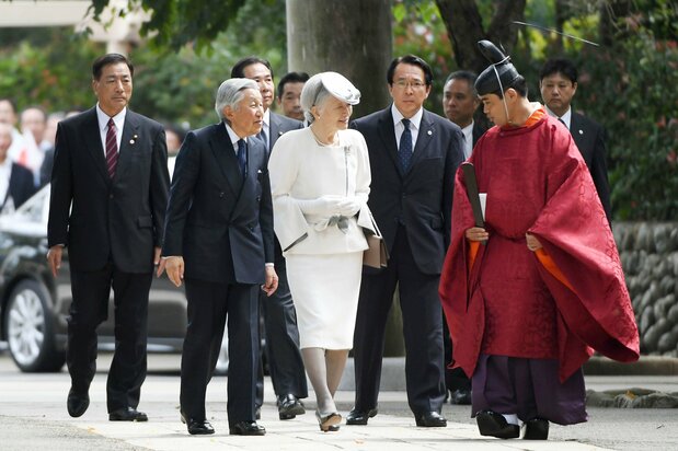 L’empereur Akihito et l’impératrice Michiko lors d’une visite effectuée au sanctuaire de Koma en 2017. (Jiji)