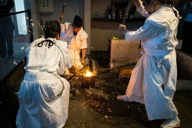 関鍛冶伝承館での古式日本刀鍛錬の実演。神聖な儀式として、刀匠は白装束と烏帽子姿をまとった