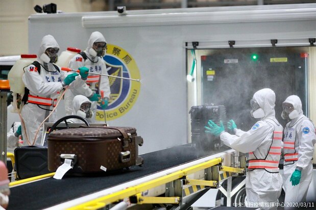 台湾の化学兵が中国武漢市からの帰国者の荷物を消毒(中央流行疫情指揮中心提供)