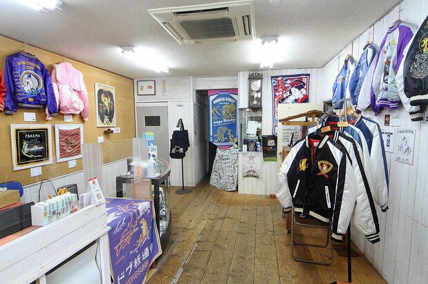 Des blousons sukajan et d’autres blousons rétro conçus par Hitomoto Kazuyoshi et Yokochi Hiromichi exposés à la station de la rue Dobuita, à côté de la boutique Mikasa.