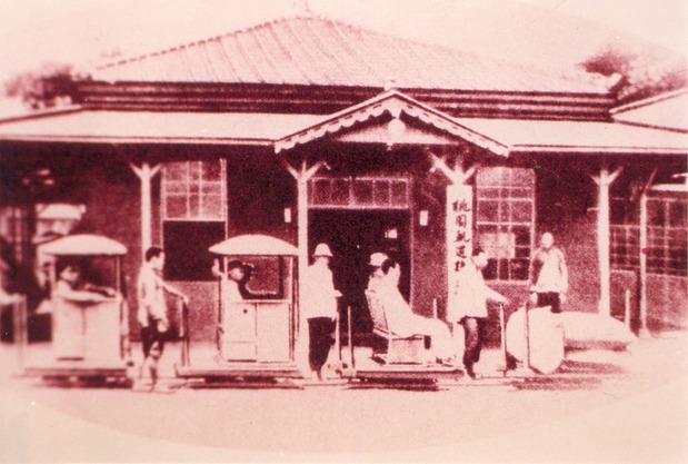 「桃崁軽便鉄道会社」による当時のトロッコ鉄道の駅の写真(桃園汽車客運提供)