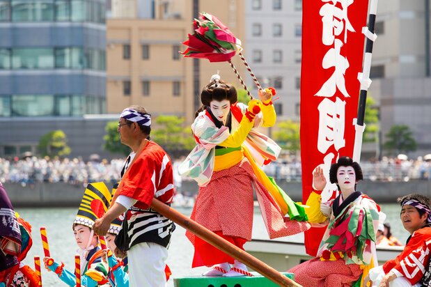 Zaifuri, hombre ataviado de mujer que baila de forma elegante en la popa del barco.