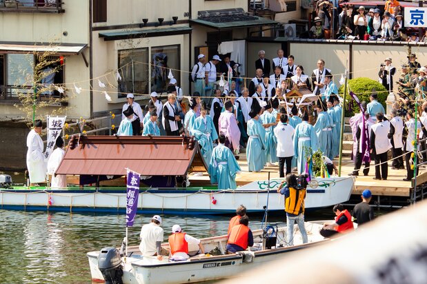 Al llegar al embarcadero de Kitazume, en el puente de Matsue, la procesión inicia un recorrido a pie hasta el santuario.