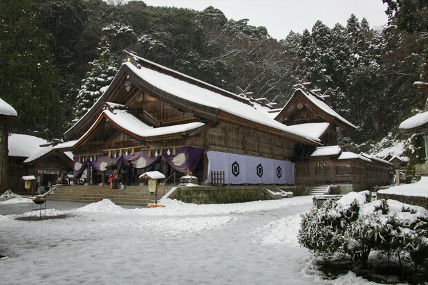 Le sanctuaire de Miho forme le centre du culte d’Ebisu au Japon, avec plus de 3 000 sites affiliés à travers le Japon. Les fidèles viennent prier pour des affaires prospères, une bonne pêche, et la protection en mer. (Avec l’aimable autorisation de l’office de tourisme de la préfecture de Shimane)
