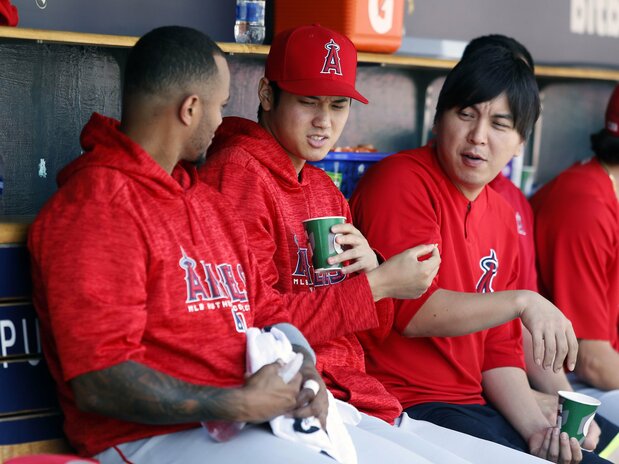 ダッグアウトでは大谷の隣が水原氏の指定席。球場では常に行動を共にする(2018年5月31日、デトロイト・コメリカパーク) AFP=時事