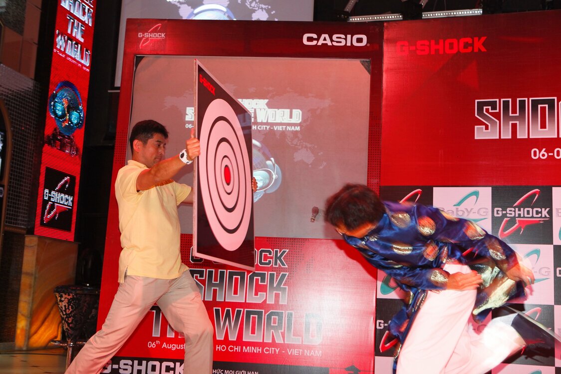 伊部さんがG-SHOCKをボードや壁に投げつけるシーンは、SHOCK THE WORLDの名物。写真は2011年のベトナム会場　写真提供：カシオ計算機